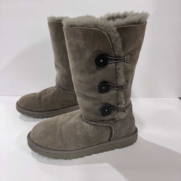 UGG Youth Bailey Button down Boot - Picture 1 of 8